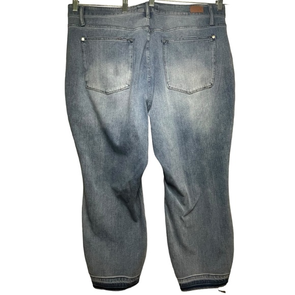 Judy Blue High Rise Light Wash Boyfriend Fit Jeans Cropped Frayed Hem Womens 22W - Picture 8 of 14